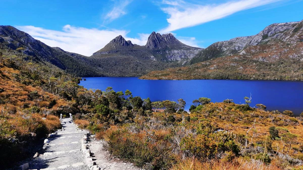 walking track leading to Dove Lake with talk rocky mountains in the background