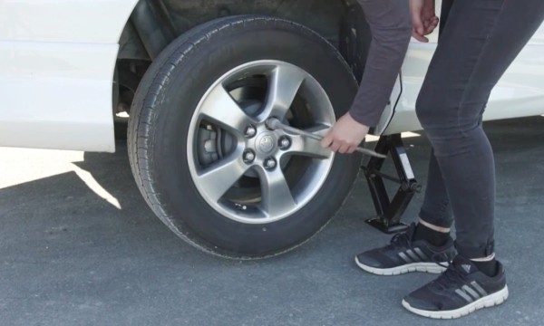 Replacing tyre of campervan