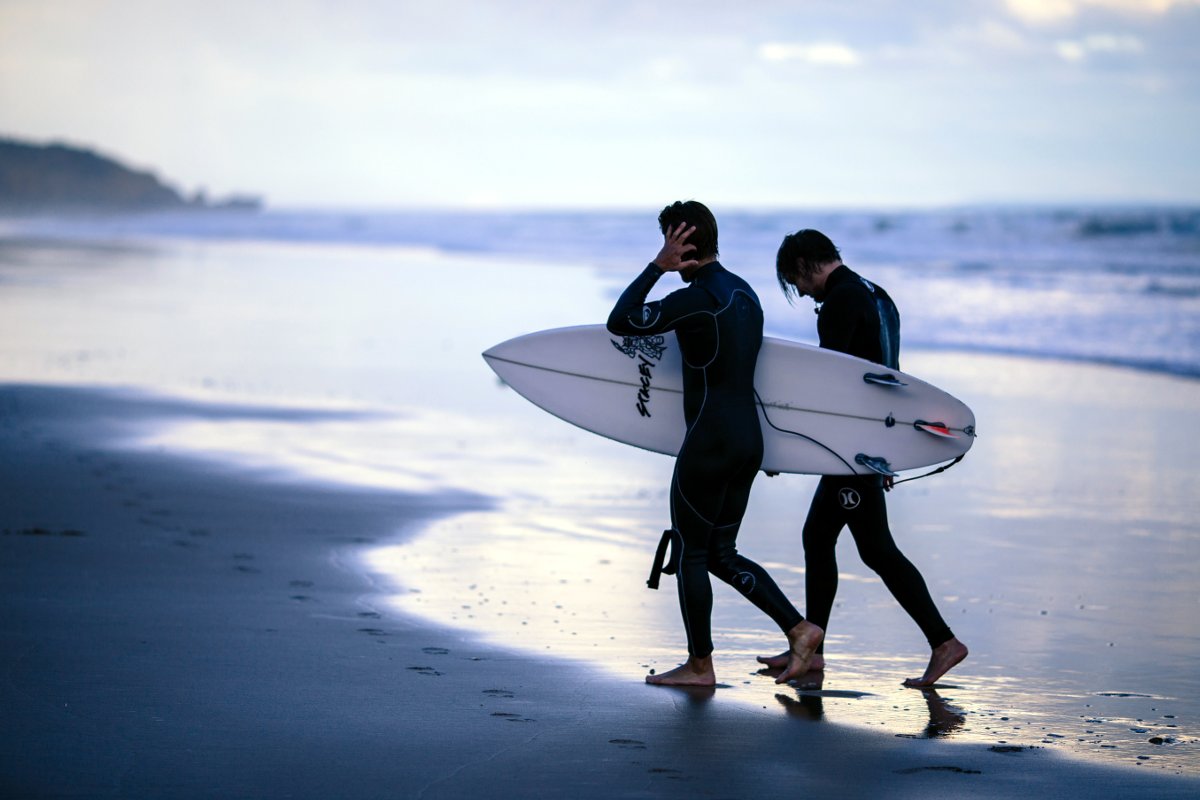 Torquay beach surfers - photo by Arnaud Mesureur